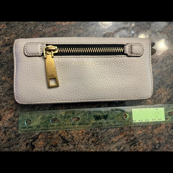 Marc Jacobs Gray Bifold Wallet. Snap closure w/ Gold Zipper Detail - Picture 3 of 10